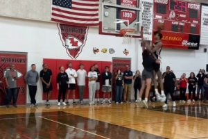 直播APP-我不要面子的吗？文班亚马血帽粉丝&amp;随即隔扣对方！