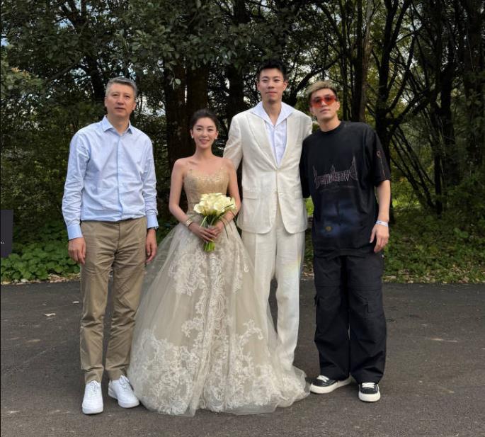 乖乖去现场随大红包😂郭艾伦曾放话：不去张镇麟婚礼 随礼100元